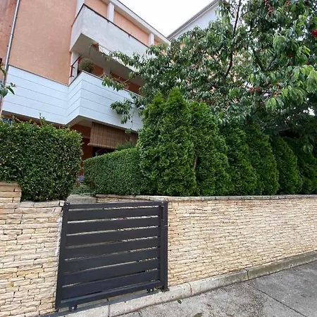 Rose-2025 Renovated Garden View Apartment Poreč