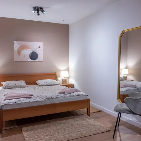 Rose-2025 Renovated Garden View Apartamento