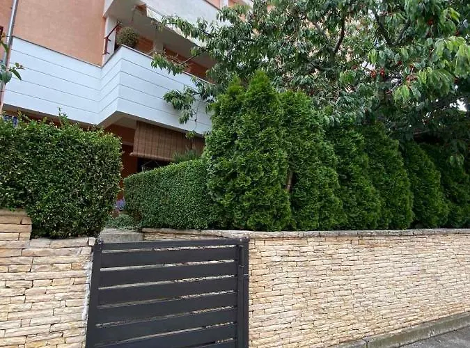 Rose-2025 Renovated Garden View Apartamento Poreč